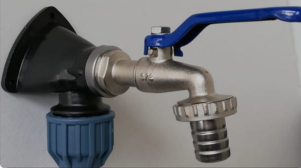 Knie 90º met muurplaat